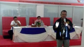 Teks Foto : Trainer Nasional Pelaku Ketangguhan Masyarakat dalam Program Desa/Kelurahan Tangguh Bencana, Syafri Nasution, memaparkan pentingnya pembentukan Desa Tangguh Bencana, pada acara sosialisasi di Aula Singapore line Kecamatan Sei Balai Kab. Batubara, Rabu (28/11/2018). (Foto : Istimewa)