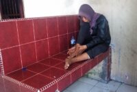 Keterangan photo : Seorang wanita tanpa identitas yang dicurigai mencuri anak saat berada diruang tahanan Mapolsek Labuhan Ruku. (Photo : Zulnas)