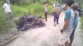 Dua Unit Sepeda Motor dibakar OTK di Lima Laras. (Zulnas)