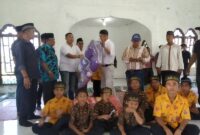Ketua PB AMMI Sumut H OK Faizal Abdul Djalil Saat memberikan bantuan berupa peralatan tempat tidur bagi santri di Yayasan Husnul Khotimah, minggu 30/12/2018.  (Zulkifli Nasution). 
