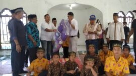 Ketua PB AMMI Sumut H OK Faizal Abdul Djalil Saat memberikan bantuan berupa peralatan tempat tidur bagi santri di Yayasan Husnul Khotimah, minggu 30/12/2018.  (Zulkifli Nasution). 