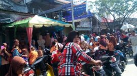 Warga nampak terlihat antrian dibadan jalan Merdeka Kecamatan Tanjung Tiram. (Zulnas)