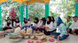Para TKS RSUD Batubara saat menggelar syukuran di Keramat Kuba Keramat Batubara. (Istimewa)