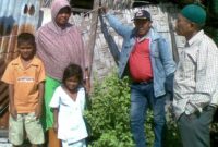 Ket gambar : Asni Ib beserta dua cucunya foto bersama dengan petugas TKSK Azmi dan pak Ancil mantan Kadus Sukajaya. (ZN) 