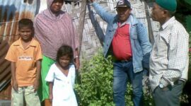Ket gambar : Asni Ib beserta dua cucunya foto bersama dengan petugas TKSK Azmi dan pak Ancil mantan Kadus Sukajaya. (ZN) 