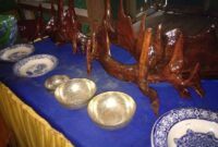 Benda-benda bersejarah berupa piring, cawan dan kayu berukir yang diperkirakan berumur diatas seratus tahun dipajang pada pameran pagelaran di Istana Niat Lima Laras