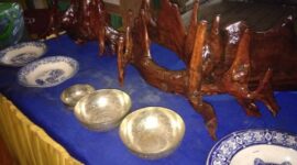 Benda-benda bersejarah berupa piring, cawan dan kayu berukir yang diperkirakan berumur diatas seratus tahun dipajang pada pameran pagelaran di Istana Niat Lima Laras
