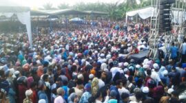 Ribuan Umat Muslim Tumpah Ruah mendengarkan tausiah Ustazh Abdul Somad di Simpang Kuala Tanjung, Selasa (01/1/2019). 