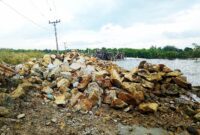 Bahan matreal berserak pada proyek Tanggul Pemecah Ombak Desa Bandar Rahmad. 