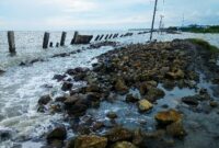 Kondisi jalan pariwisata Desa Bandar Rahmad sudah abrasi dihantam gelombang air laut, kondisi ini, setiap tahun terus meningkat hingga badan jalan tidak bisa dilalui oleh kenderaan. (Zulnas) 