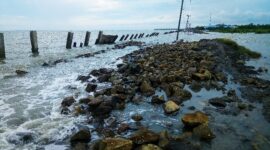 Kondisi jalan pariwisata Desa Bandar Rahmad sudah abrasi dihantam gelombang air laut, kondisi ini, setiap tahun terus meningkat hingga badan jalan tidak bisa dilalui oleh kenderaan. (Zulnas) 