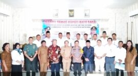 Bupati Batubara Ir Zahir, Kadis Sosial Drs Bahrumsyah, Kapolres Batubara AKBP Robinson Simatupang, Ketua DPRD Batubara Selamat Arifin SE, Kepala Bank Mandiri Siantar, dan Pengusaha muda OK Faizal Raihan. (Zulnas). 