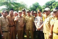 Keterangan photo : Bupati Batubara Zahir (tengah) saat bersama sejumlah kepala desa dan kepala dusun.
