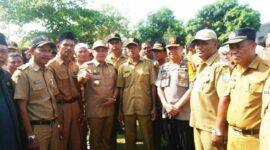 Keterangan photo : Bupati Batubara Zahir (tengah) saat bersama sejumlah kepala desa dan kepala dusun.