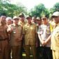 Keterangan photo : Bupati Batubara Zahir (tengah) saat bersama sejumlah kepala desa dan kepala dusun.