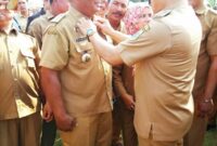 Lain lagi foto yang ini,  bupati juga tak segan-segan menegur bawahannya dengan memakaikan seragam pakaian agar terlihat rapi dan indah. Ia tak segan langsung menegurnya. 