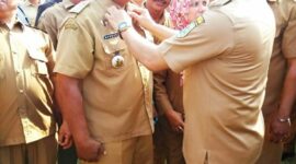 Lain lagi foto yang ini,  bupati juga tak segan-segan menegur bawahannya dengan memakaikan seragam pakaian agar terlihat rapi dan indah. Ia tak segan langsung menegurnya. 
