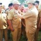 Lain lagi foto yang ini,  bupati juga tak segan-segan menegur bawahannya dengan memakaikan seragam pakaian agar terlihat rapi dan indah. Ia tak segan langsung menegurnya. 