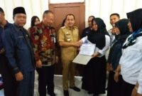 Pemberian Piagam agen E Warung, Bupati Batubara Ir Zahir yang langsung mengambil Piagam dan menyerahkan ke agen E Warung di Aula Kantor Kapolres Batubara. 