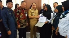 Pemberian Piagam agen E Warung, Bupati Batubara Ir Zahir yang langsung mengambil Piagam dan menyerahkan ke agen E Warung di Aula Kantor Kapolres Batubara. 