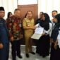 Pemberian Piagam agen E Warung, Bupati Batubara Ir Zahir yang langsung mengambil Piagam dan menyerahkan ke agen E Warung di Aula Kantor Kapolres Batubara. 