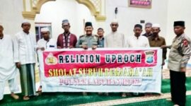 Wakapolsek Labuhan Ruku Iptu Rudi Saf rizal menggelar kegiatan subuh berjamaah di mesjid al amin, Des Benteng, Rabu 09/01 pukul 03.00 dini hari