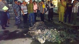 Kapolres Batubara AKBP Robinson Simatupang, Camat Tanjung Tiram Azwar, Kades Pahlawan Syamsul Aswin, Airud Tanjung Tiram saat melihat langsung alat tangkap gerandong yang dibakar OTK didepan kantor Angkatan Laut Tanjung Tiram, senin (14/01) malam sekitar pukul 09.00 Wib. 