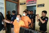 Dua tersangka, Riswandi dan Suparmin saat dibawa pada acara konfrensi pres di Polres Batubara. (zulnas) 