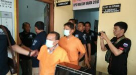 Dua tersangka, Riswandi dan Suparmin saat dibawa pada acara konfrensi pres di Polres Batubara. (zulnas) 