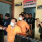 Dua tersangka, Riswandi dan Suparmin saat dibawa pada acara konfrensi pres di Polres Batubara. (zulnas) 