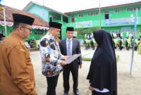 Bupati Batubara Zahir memberikan bantuan kepada yayasan Al Mukhlisin. 