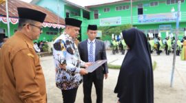 Bupati Batubara Zahir memberikan bantuan kepada yayasan Al Mukhlisin. 