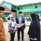 Bupati Batubara Zahir memberikan bantuan kepada yayasan Al Mukhlisin. 