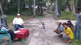 KPM saat sedang mewawancarai Calon Kepala Desa Mesjid Lama nomer Urut satu Saini