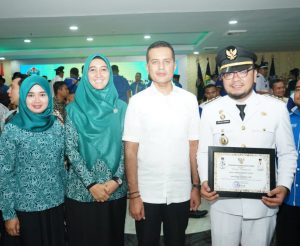 Ketua TP PKK Batubara dan Camat Lima Puluh foto bersama Wagubsu Musa Rajekshah usai acara