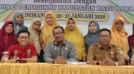 Para Guru PAUD Kadisdik dan Nara Sumber Foto bersama Usai kegiatan pelatihan Workshop di SMK Budi Darma