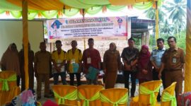 Dinas Koperindagkop Batubara foto bersama kepada kelompok binaan pada acara pembukaan pelatihan Sabutret di Desa Ujung Kubu, selasa (28/1/2020) 