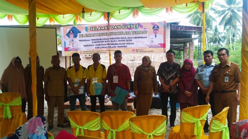 Dinas Koperindagkop Batubara foto bersama kepada kelompok binaan pada acara pembukaan pelatihan Sabutret di Desa Ujung Kubu, selasa (28/1/2020) 