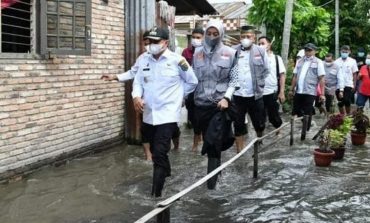 Zahir Telusuri Rumah Warga Yang Terdampak Banjir dan Salurkan Bansos