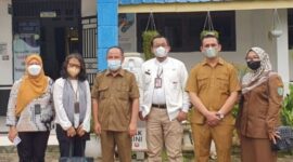 Kadisdik Batubara Ilyas Sitorus foto bersama sejumlah panitia pada ujian seleksi PPPK tahap II