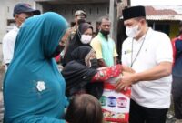 Bupati Batubara Zahir memberikan bantuan kepada korban kebakaran di Desa Suka Maju Kecamatan Tanjung Tiram