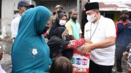 Bupati Batubara Zahir memberikan bantuan kepada korban kebakaran di Desa Suka Maju Kecamatan Tanjung Tiram