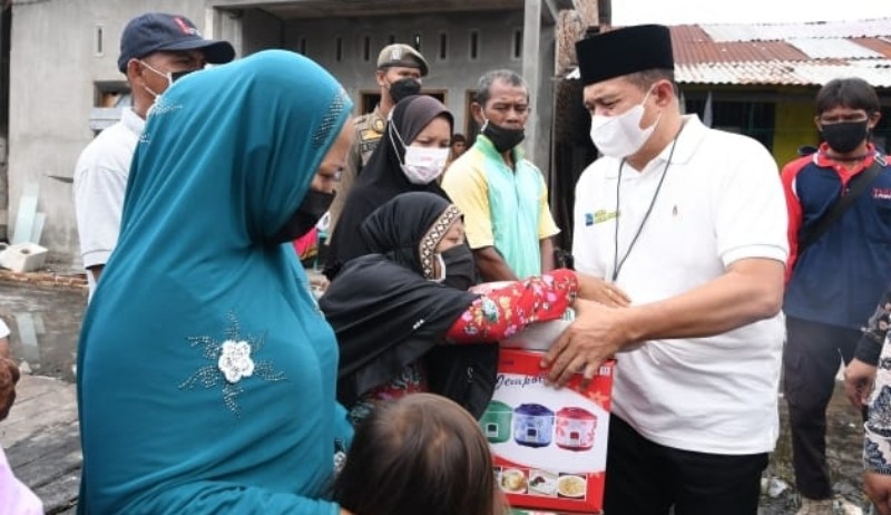Bupati Batubara Zahir memberikan bantuan kepada korban kebakaran di Desa Suka Maju Kecamatan Tanjung Tiram