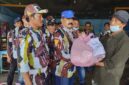 Ketua harian DPD IPK Kabupaten Batubara Basri Saragih saat menyerahkan bantuan sembako secara simbolik kepada korban kebakaran di Desa Suka Maju Kecamatan Tanjung Tiram