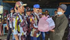 Ketua harian DPD IPK Kabupaten Batubara Basri Saragih saat menyerahkan bantuan sembako secara simbolik kepada korban kebakaran di Desa Suka Maju Kecamatan Tanjung Tiram