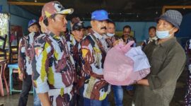 Ketua harian DPD IPK Kabupaten Batubara Basri Saragih saat menyerahkan bantuan sembako secara simbolik kepada korban kebakaran di Desa Suka Maju Kecamatan Tanjung Tiram
