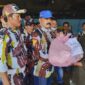 Ketua harian DPD IPK Kabupaten Batubara Basri Saragih saat menyerahkan bantuan sembako secara simbolik kepada korban kebakaran di Desa Suka Maju Kecamatan Tanjung Tiram