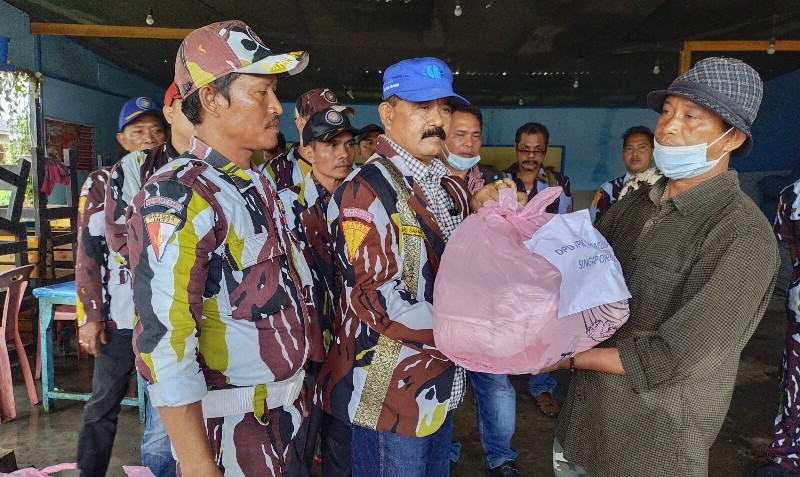 Ketua harian DPD IPK Kabupaten Batubara Basri Saragih saat menyerahkan bantuan sembako secara simbolik kepada korban kebakaran di Desa Suka Maju Kecamatan Tanjung Tiram