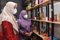 Ketua TP PKK Kabupaten Batubara Ny Maya Indriasari Zahir saat menunjukkan prodak UMKM Kabupaten Batubara 