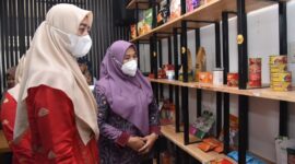 Ketua TP PKK Kabupaten Batubara Ny Maya Indriasari Zahir saat menunjukkan prodak UMKM Kabupaten Batubara 